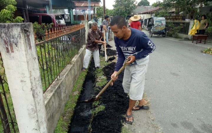 Benny Setiawan Ajak Warga Jalan Ladang Gotong Royong Sambut Hut RI Ke 74