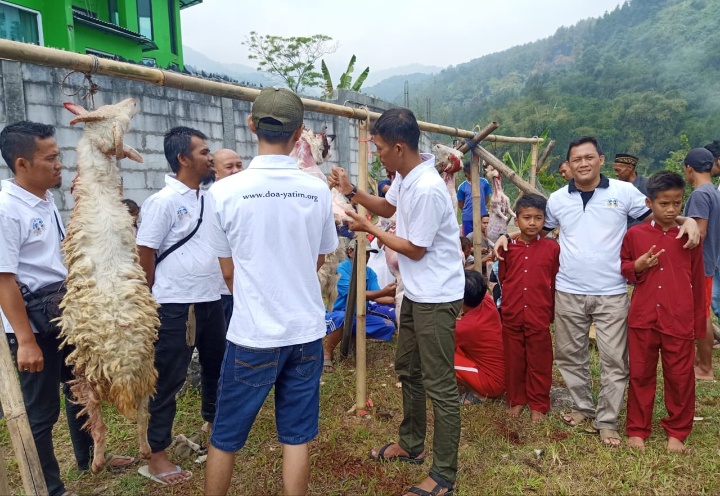 Yayasan Doa Yatim Salurkan Qurban kepada Para Yatim