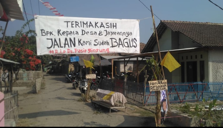 Jalan tak kunjung di bangun,Warga Kaman Pasir Gintung unjuk rasa