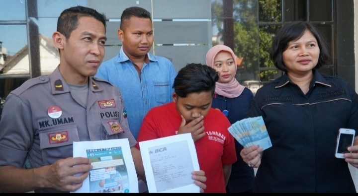 Pedagang Bakso Tega Jual Istrinya Layani Treesome di Surabaya