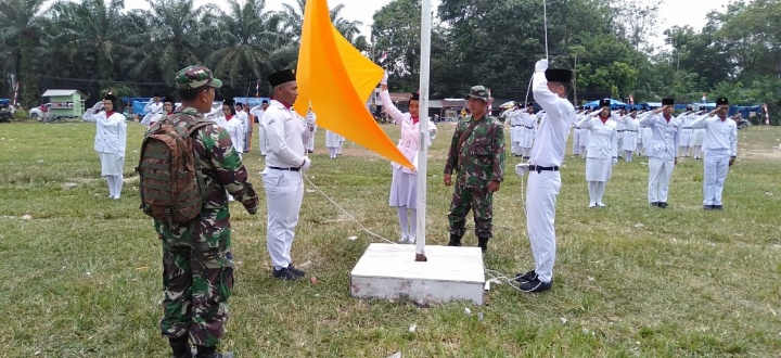 Babinsa Koramil 09/Sosa dapat kehormatan melatih Paskibra Kecamatan Hutaraja Tinggi