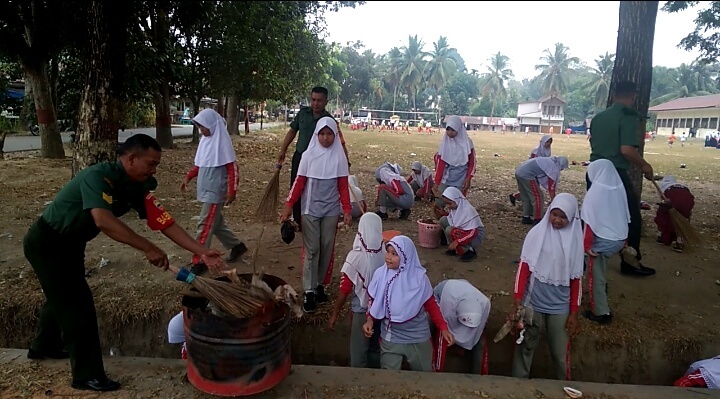 Babinsa Koramil 09/Sosa Pimpin Kerja Bakti Pembersihan Lapangan Upacara