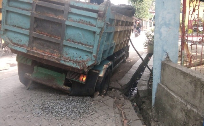 Di depan SDN Cangkudu lll Balaraja, Mobil pengangkut material terjerembab di Gorong-gorong