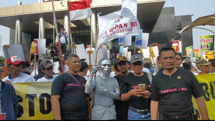 TOPAN-RI Lampung: KPK, Tangkap Ahmad Bastian!