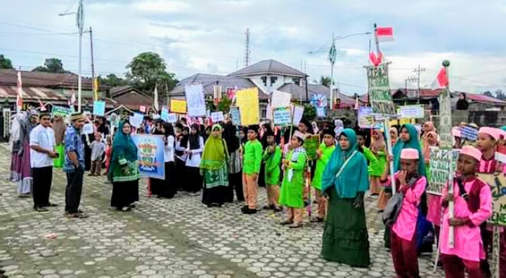 Camat Ali Muhayatsah, SH Lepas Peserta Pawai Ta’aruf di Simeulue Timur