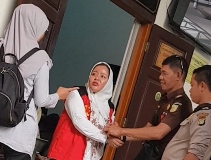 Suami Terdakwa Ria Panjatangi Ancam Wartawan