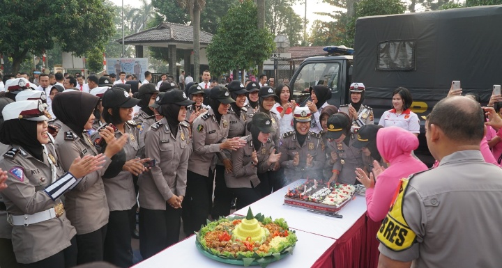 HUT POLWAN ke 71, Kapolres Bogor dan Bhayangkari Berikan Kejutan Kepada Polwan