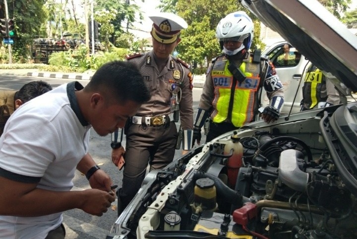 Polisi Lirik Pengendara Ber HP Untuk Ditilang