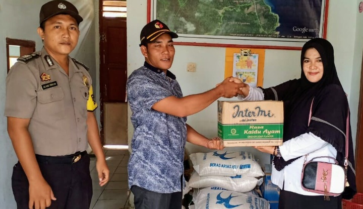 BPBD Simeulue Serahkan Bantuan Logistik Kepada 98 KK Warga Desa Kuala Baru