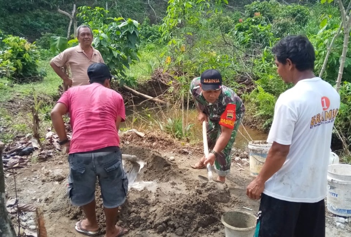 Dukung Pembangunan Desa, Babinsa Koramil 16/Batang Natal Bantu Warga Bangun Jalan