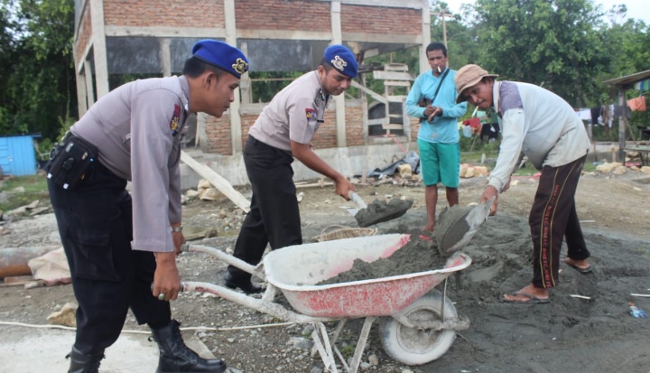 Polri Promoter Polisi Perairan Polres Simeulue Bantu Warga