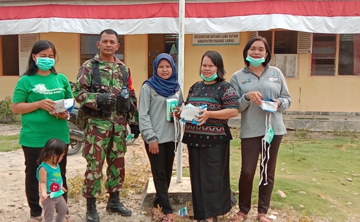 Masyarakat dan anak Sekolah dapat Pembagian Masker dari Babinsa dan Petugas Kesehatan Puskesmas Batang Lobu Su