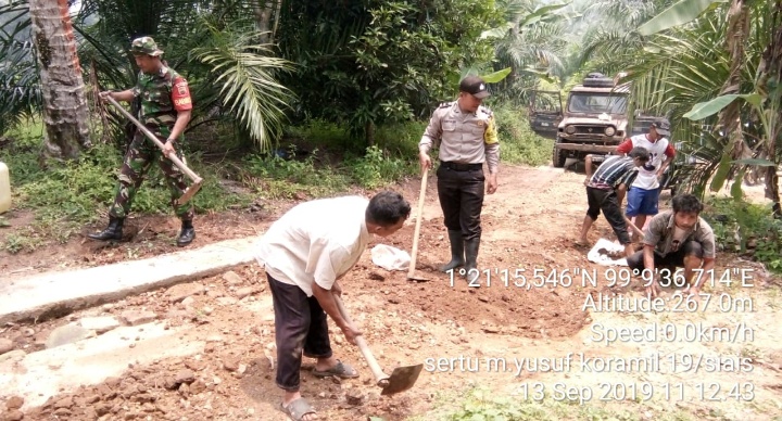 Babinsa Koramil 19/Siais Jalin Kekompakan Melalui Gotong Royong Perbaiki Jalan