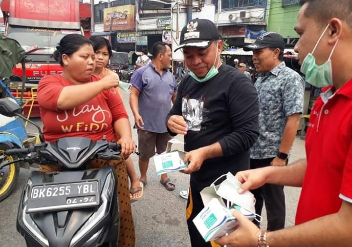 Peduli Kesehatan Masyarakat Akibat Asap, Plt Bupati Berbagi Masker