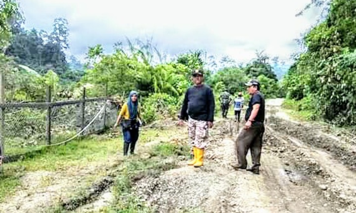 Plt. Camat Simeulue Timur Tinjau Pengukuran Pagar Sawah Milik Masyarakat Desa Kuala Makmur