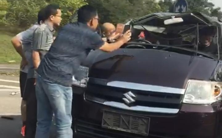 Sat Lantas Polres Bogor olah TKP Kecelakaan Tunggal Mobil APV di Tol Jagorawi, 3 Orang Meninggal 3 Luka Berat