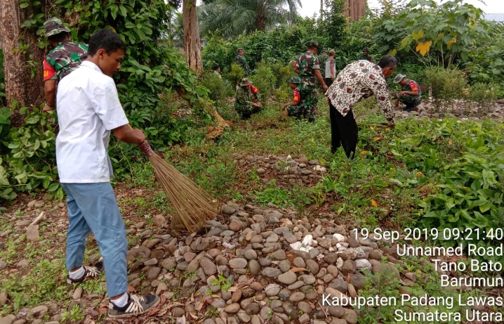 Bersama komponen Masyarakat, Koramil 10/Barumun Tengah Laksanakan Pembersihan TPU