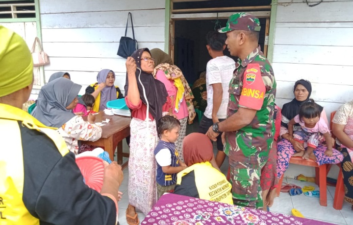 Peduli Kesehatan Masyarakat, Babinsa Koramil 01/Batangtoru Dampingi Bidan Laksanakan Posyandu