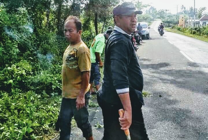 Plt. Camat Simeulue Timur Gorong Bersama Dengan Warga Desa Linggi