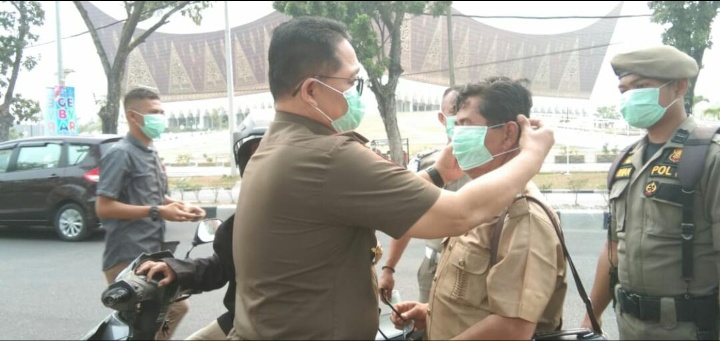 Satpol PP Padang Bagikan 1500 Masker