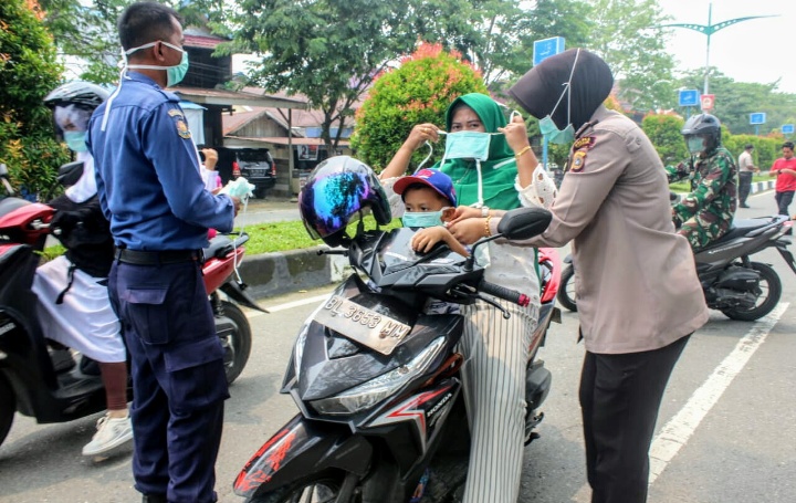 Polres Simeulue Bagikan 20.000 Masker Kepada Pengendara Kendaraan dan Ke Sekolah-Sekolah Terdampak Asap