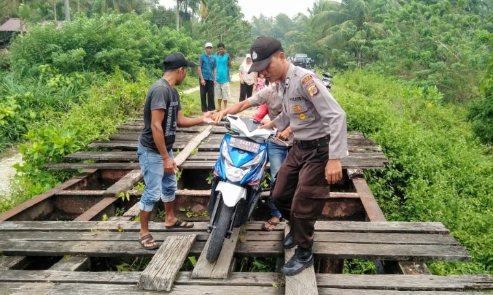 Jembatan Salang Hanyut, Polisi Bantu Seberangkan Warga