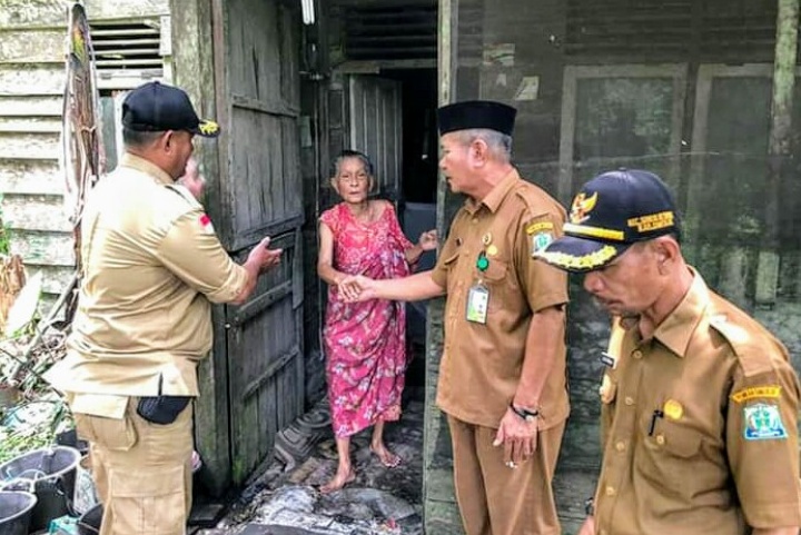 Plt. Camat Simeulue Timur Mengapresiasi Kepada Warga Sefoyan Menyisihkan Dana Desa Untuk Rehap Rumah Tak Layak