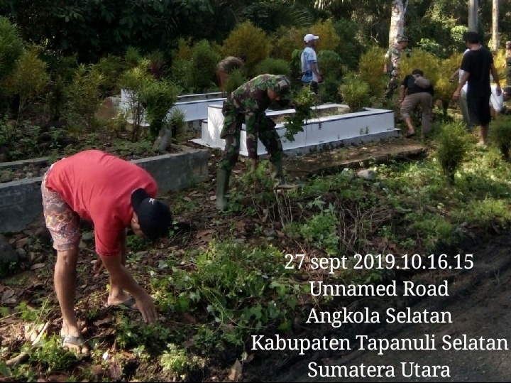 Bersama Warga, Babinsa Koramil 19/Siais Bersihkan Area Pemakaman di Desa Sihuik-huik