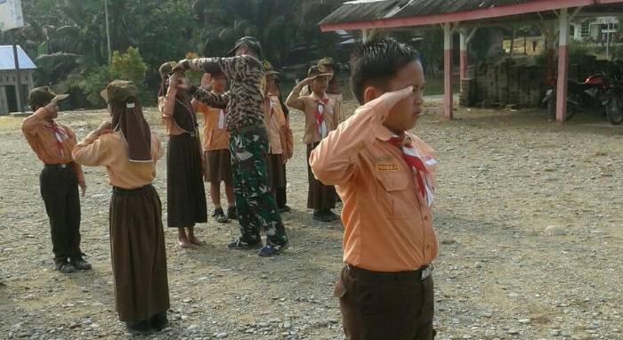 Siswa SDN 336 Sinunukan V Dilatih Tata Cara Upacara Bendera Oleh Babinsa Koramil 17/Natal