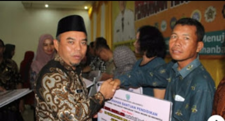 Bupati Labuhanbu Salurkan Bantuan Pendidikan Masuk Perguruan Tinggi