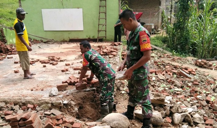 Tingkatkan Pendidikan Keagamaan, Babinsa Koramil 15/MS Bersama Masyarakat lakukan Gotong Royong Rehab Madrasah