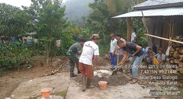 Permudah Akses Jalan Distribusi Hasil Bumi, Babinsa Koramil 19/Siais Bantu Bangun Jalan Rabat Beton