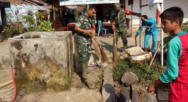 Peduli kebersihan, Babinsa Bersama Bhabinkamtibmas, Aparat Kecamatan dan Pelajar Bersihkan Pasar Sempurna Mara