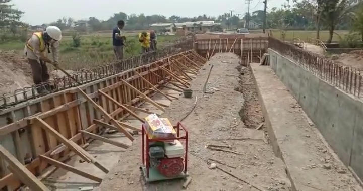 Proyek Peningkatan Jembatan Dangdeur-Pangkat, Gunakan Cara Manual