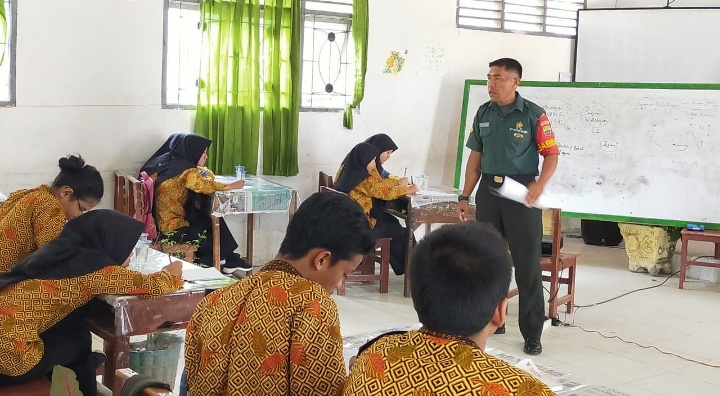 Pengurus OSIS SMA Negeri 1 Padang Bolak Terima Pembekalan Dasar Kepemimpinan Dari Babinsa Koramil 05/Padang Bo