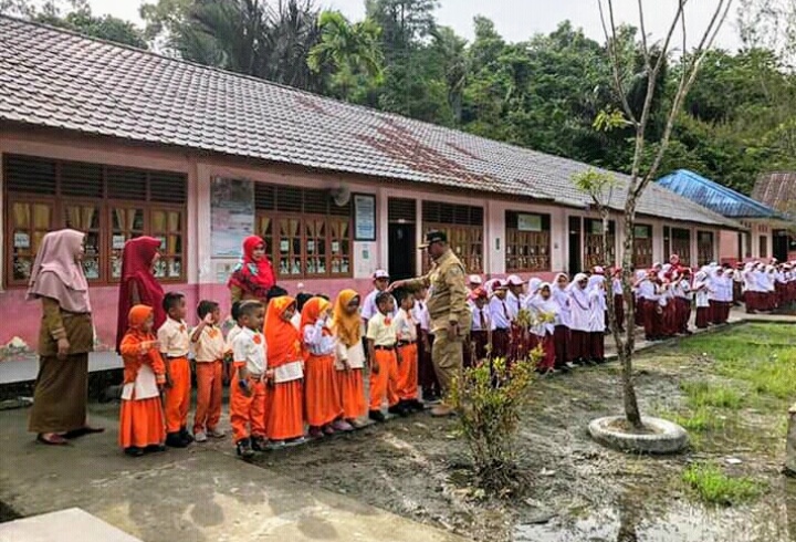 Plt. Camat Simeulue Timur Bertindak Sebagai Pembina Upacara Di SDN 13 Simtim