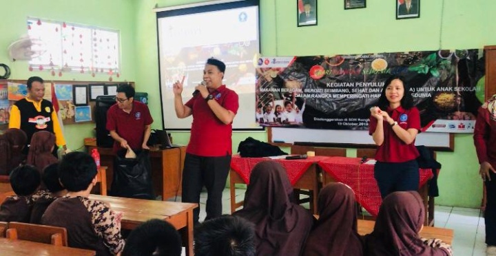 Peringati Hari Pangan Sedunia, Mahasiswa Magister Teknologi Pangan IPB Gelar Penyuluhan Pangan di SDN Bangka 3