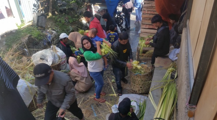 Jelang Puncak Sajuta Kupat, Pedagang Kulit Ketupat di Pasar Cisarua Diserbu Warga