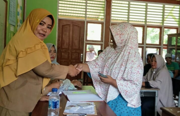 29 Siswa SDN 1 Teupah Barat Terima Beasiswa PIP