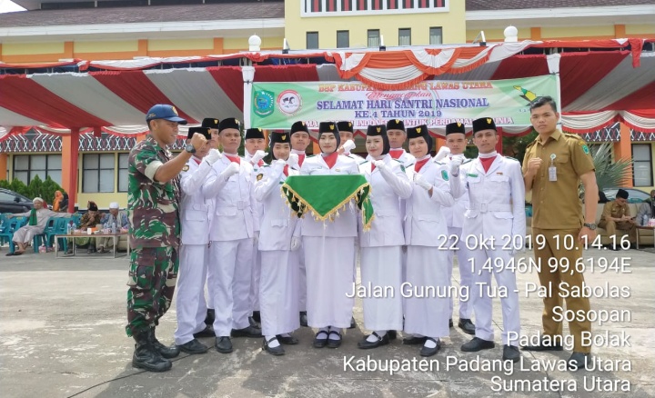 Peringatan Hari Santri Nasional, Babinsa Koramil 05/Padang Bolak Siapkan Santri Laksanakan Pawai