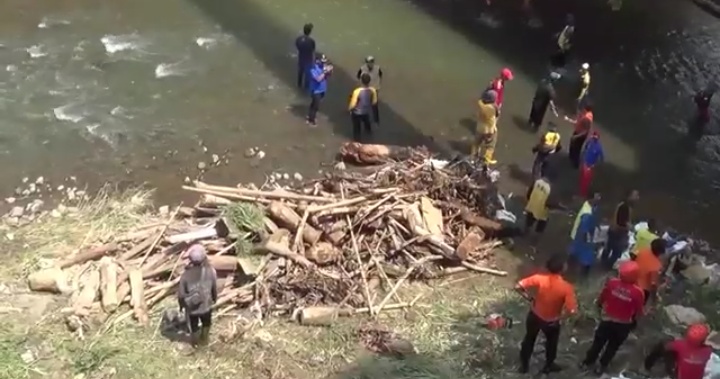 Gabungan Relawan Bersihkan Tumpukan Sampah Kali Ciliwung