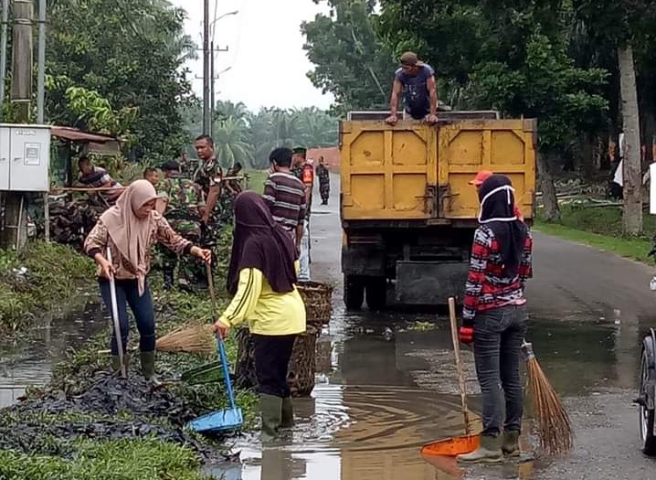 Dinas Lingkungan Hidup Labuhanbatu Gotong Royong Bersama Kodim 0209/lb