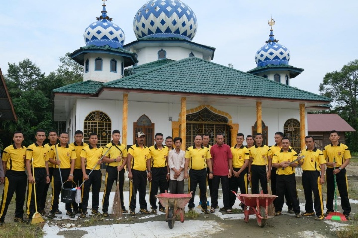 Pasca Banjir, Polres Simeulue Bantu Bersihkan Mesjid Desa Abail dari Lumpur