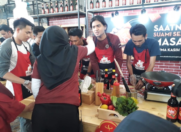 Seru !!!, Kecap ABC Berikan Apresiasi Kepada Para Istri Terjunkan Kaum Suami Memasak di Dapur