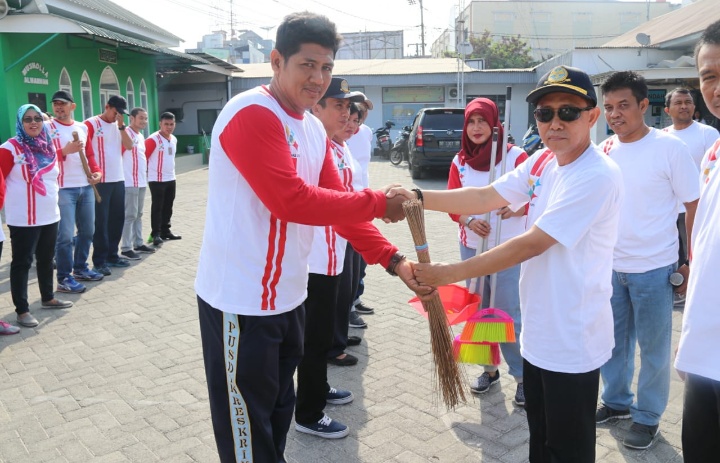 Aksi Bersih Lingkungan Laut dan Pantai Rutin di Syahbandar Makassar