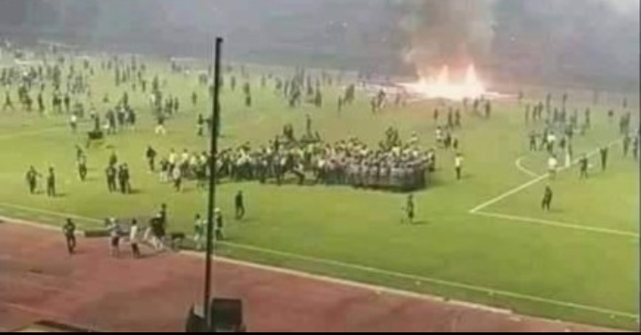 Bonek Mengamuk, Fasilitas Stadion GBT Dibakar