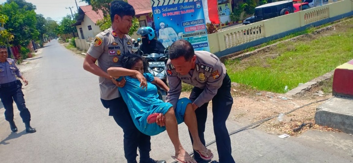 Raeksi Cepat Kapolsek Bajeng Gowa, Bantu Ibu Penderita Epilepsi