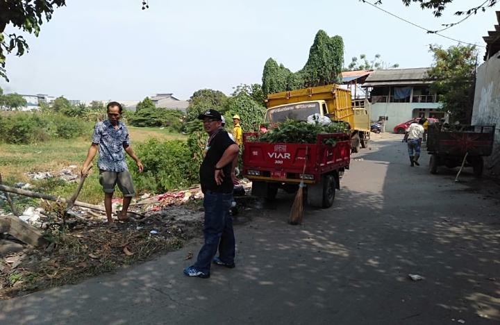 Lurah Bunder Giat Jumsih Bersama Masyarakat