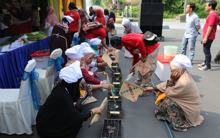 Aisumaki, Walikota Risma Ajak Anak Surabaya Gemar Makan Ikan