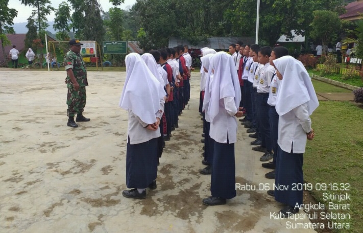 Bina Kedisiplinan, Babinsa Koramil 19/Siais Latihkan Materi PBB Kepada Siswa SMPN 1 Angkola Barat